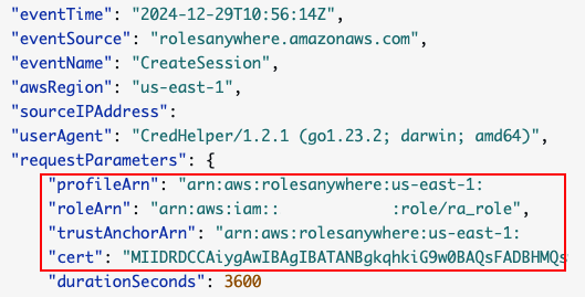 Captura de pantalla de un fragmento de código JSON con varios pares clave-valor, destacando un evento de creación de rol de AWS IAM con ARN de rol y política asociados.