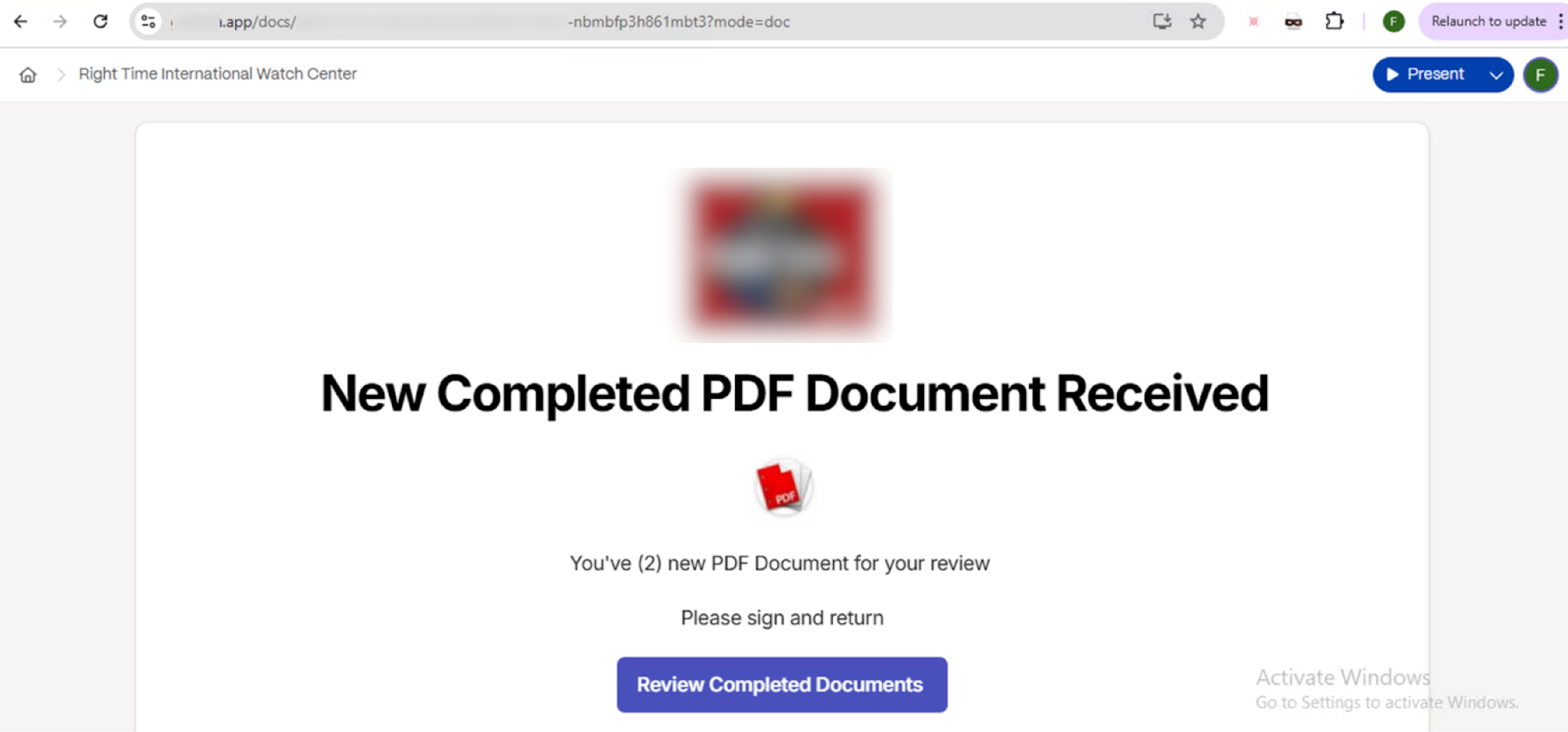 Una notificación en la pantalla de una computadora en la que aparece un mensaje titulado "Se ha recibido un nuevo documento PDF completado". En el correo electrónico se informa al destinatario de que hay un nuevo documento PDF listo para su revisión y se incluye un botón rojo con el texto "Revisar documentos completados".