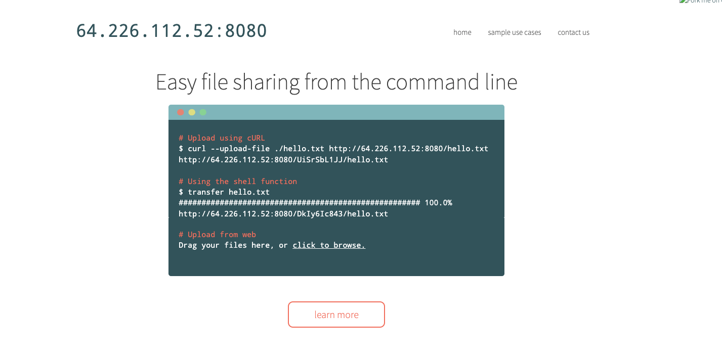 「Easy file sharing from the command line(コマンドラインから簡単ファイル共有)」と題されたWebサイトのスクリーンショット。ファイル アップロード コマンドの例と、ファイルのドラッグ アンド ドロップ エリアが表示され、下部には「Learn more(さらに詳しく)」のボタンがある。左上にIPアドレスがある。