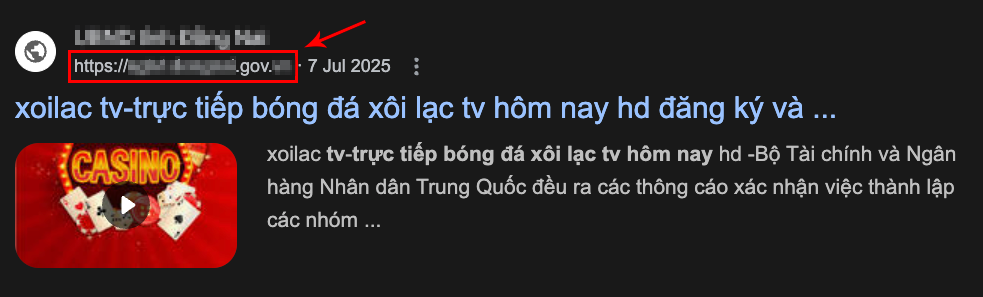 Capture d’écran d’un site web avec un titre en vietnamien, marqué par une flèche pointant vers l’URL (partiellement masquée). En arrière-plan figurent un visuel sur le thème du football et une publicité de casino.