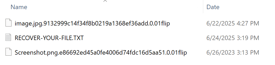 コンピュータのファイルエクスプローラーウィンドウのスクリーンショット。3つのファイルが表示されている：画像ファイル「」；テキストファイル「RECOVER-YOUR-FILE.TXT」；および別の画像ファイル。