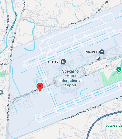 Vue cartographique centrée sur l'aéroport international Soekarno-Hatta avec les terminaux étiquetés et un marqueur rouge indiquant un emplacement spécifique dans la zone.