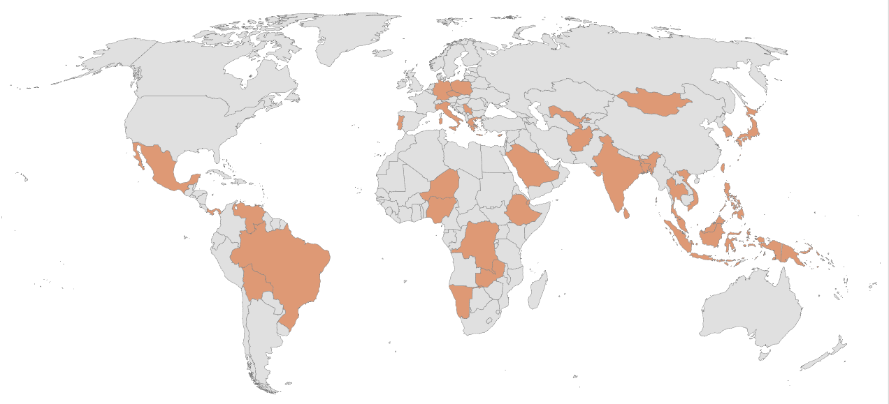 Mapa-múndi mostrando vários países destacados em laranja. Os países incluem nações nas Américas, África, Europa e Ásia.
